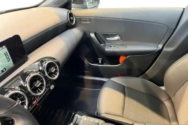 Mercedes-Benz CLA 250 din 2021 cu 36.786 km - oferta MER108589 - foto 4