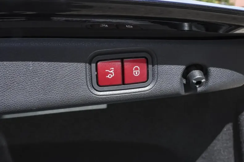 Mercedes-Benz E 300 din 2022 cu 60.649 km - oferta MER108759 - foto 13