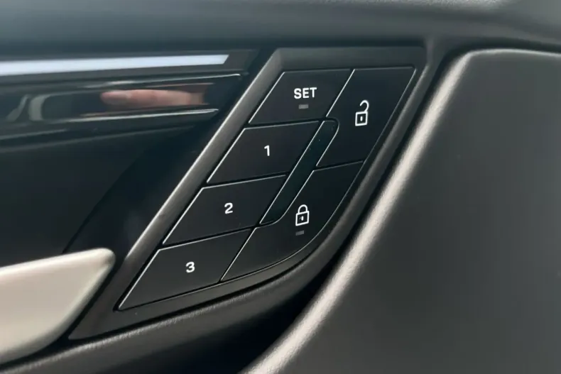 Porsche Macan din 2024 cu 15.900 km - oferta POR108869 - foto 21