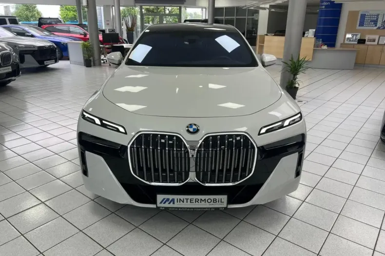 BMW 740 din 2024 cu 5.000 km - oferta BMW109046 - foto 1