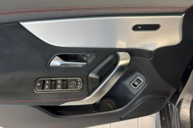 Mercedes-Benz CLA 220 din 2024 cu 11.900 km - oferta MER109185 - foto 11