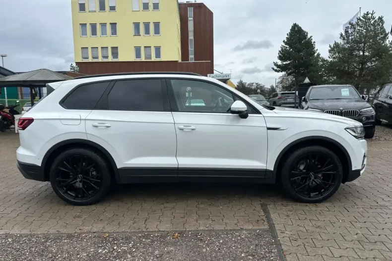 Volkswagen Touareg din 2023 cu 21.721 km - oferta VOL109978 - foto 4