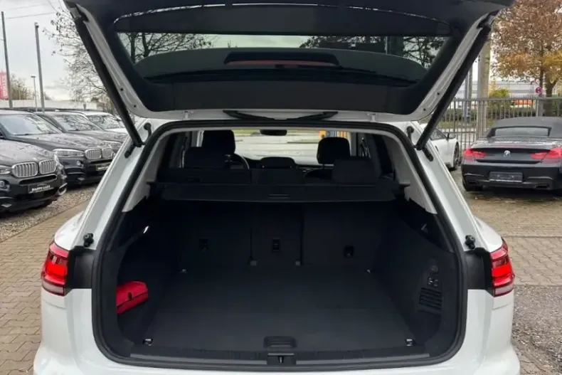 Volkswagen Touareg din 2023 cu 21.721 km - oferta VOL109978 - foto 9