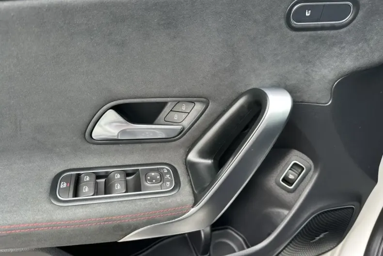 Mercedes-Benz CLA 200 din 2023 cu 68.695 km - oferta MER109994 - foto 14