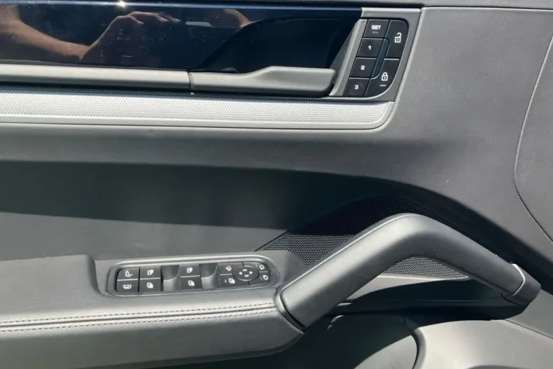 Porsche Cayenne din 2024 cu 5.900 km - oferta POR110053 - foto 10