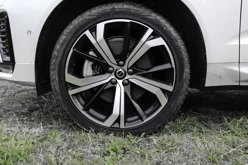 Volvo XC60 din 2023 cu 16.072 km - oferta VOL110063 - foto 3