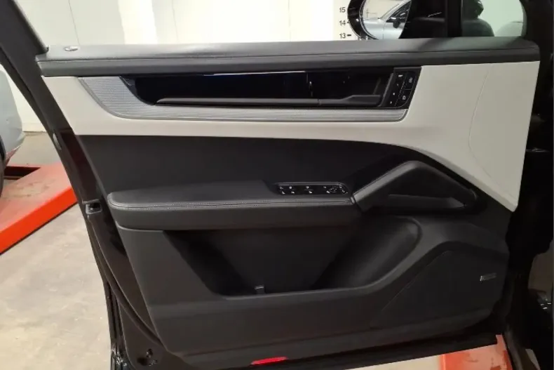 Porsche Cayenne din 2024 cu 27.600 km - oferta POR110101 - foto 12