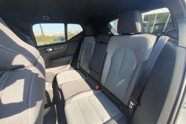 Volvo XC40 din 2023 cu 16.245 km - oferta VOL110135 - foto 11