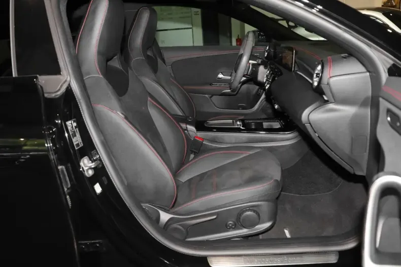 Mercedes-Benz CLA 180 din 2024 cu 8.493 km - oferta MER110655 - foto 4