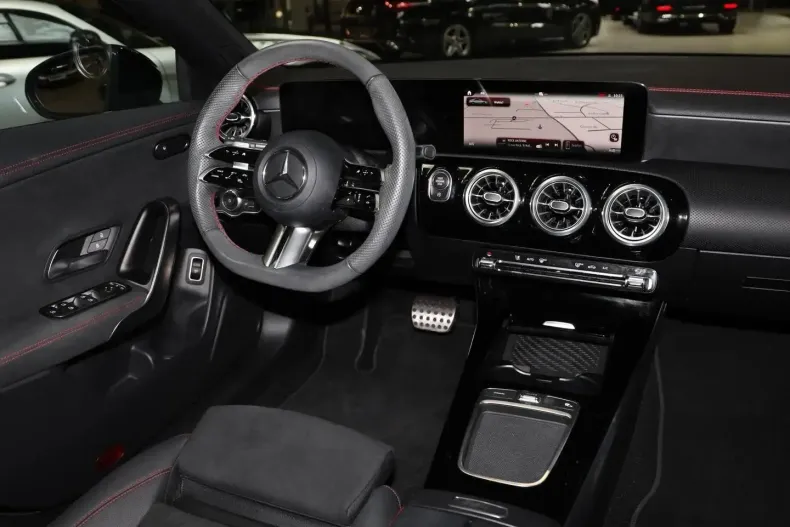 Mercedes-Benz CLA 180 din 2024 cu 8.493 km - oferta MER110655 - foto 6