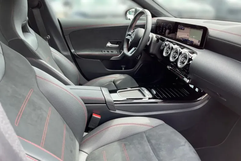 Mercedes-Benz CLA 180 din 2024 cu 21.443 km - oferta MER110658 - foto 9