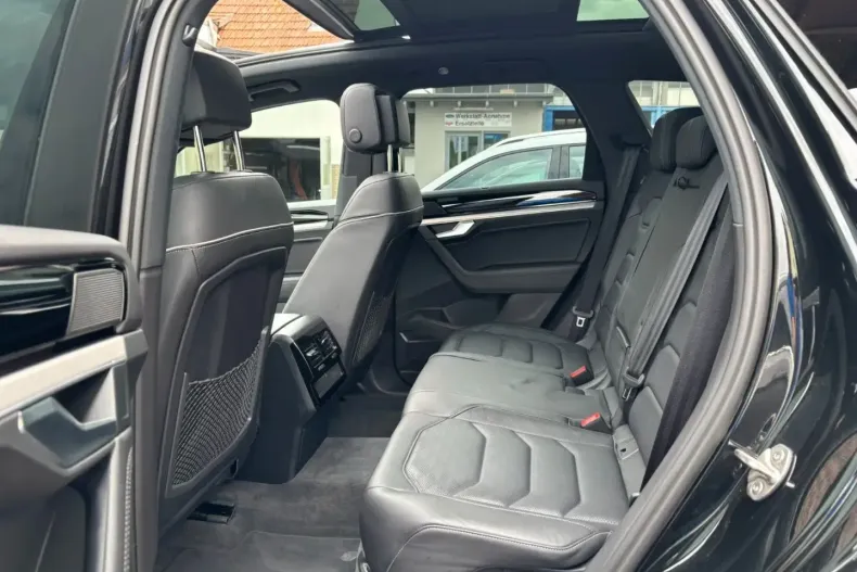 Volkswagen Touareg din 2023 cu 17.729 km - oferta VOL110663 - foto 19