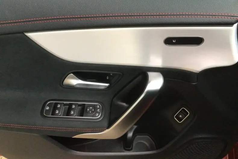 Mercedes-Benz CLA 250 din 2024 cu 17.672 km - oferta MER110815 - foto 11