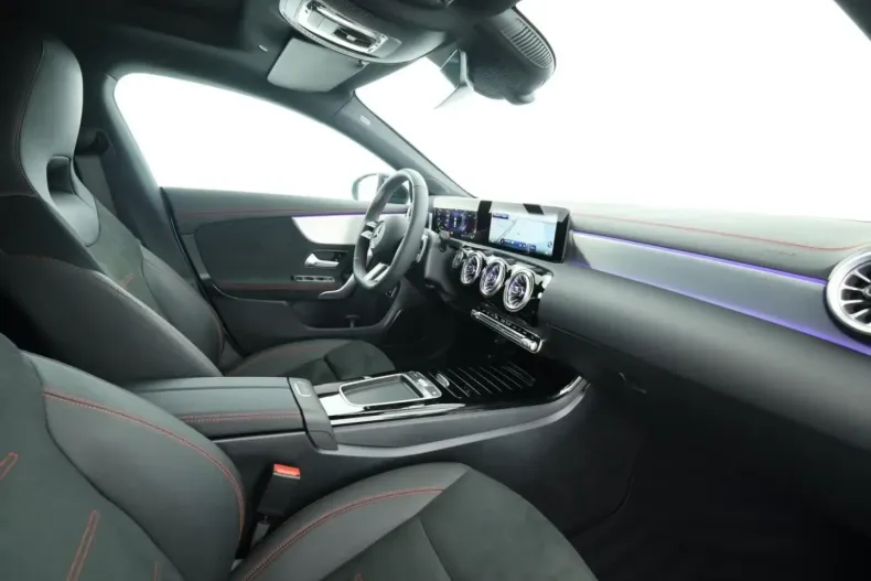 Mercedes-Benz CLA 200 din 2024 cu 6.529 km - oferta MER110819 - foto 2