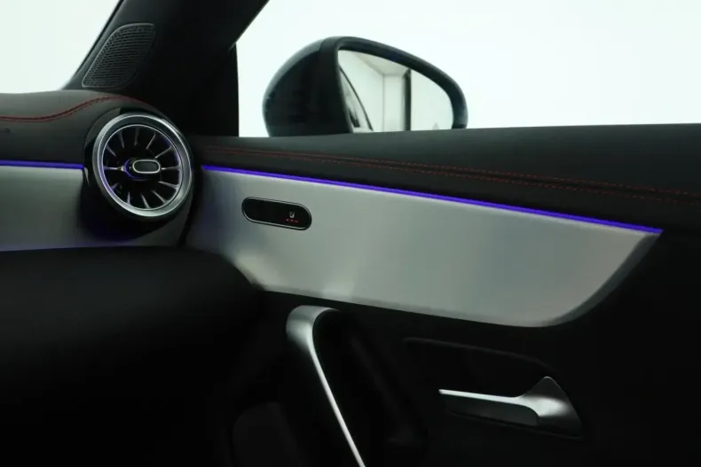 Mercedes-Benz CLA 200 din 2024 cu 6.529 km - oferta MER110819 - foto 17