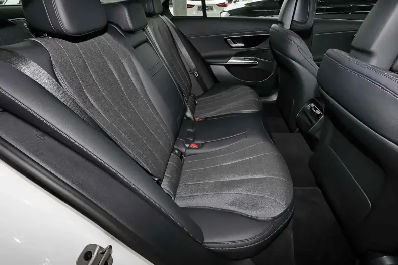 Mercedes-Benz E 220 din 2024 cu 13.330 km - oferta MER110875 - foto 6