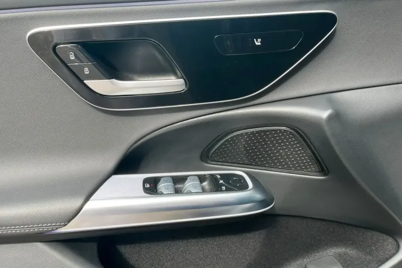 Mercedes-Benz E 200 din 2023 cu 42.371 km - oferta MER111310 - foto 15