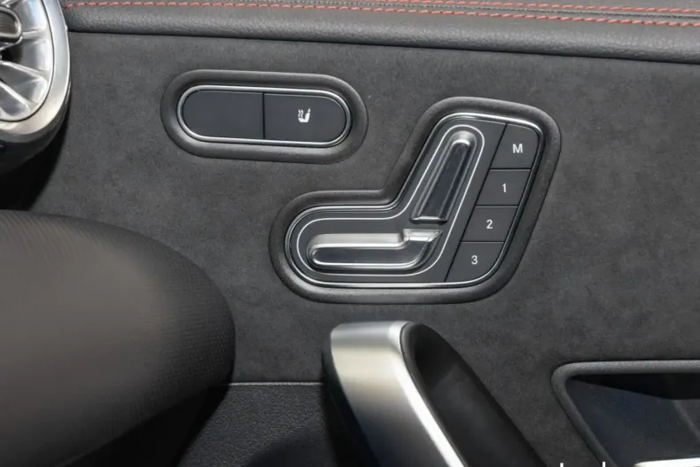 Mercedes-Benz CLA 200 din 2024 cu 5.000 km - oferta MER111324 - foto 11