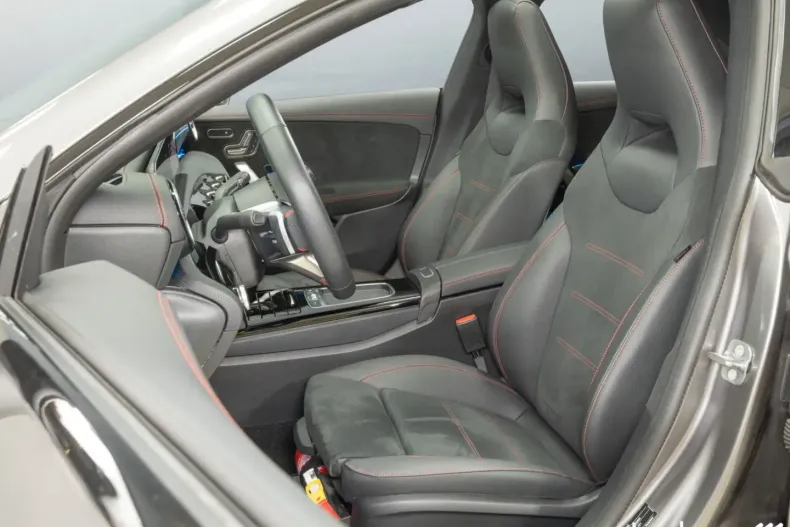 Mercedes-Benz CLA 200 din 2024 cu 5.000 km - oferta MER111324 - foto 13