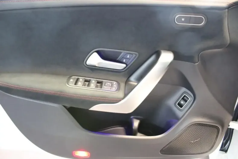 Mercedes-Benz CLA 200 din 2024 cu 22.464 km - oferta MER111326 - foto 11