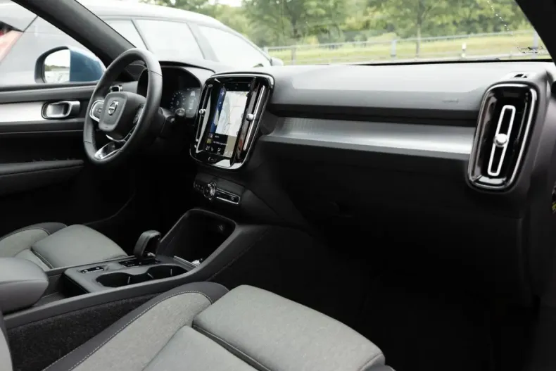 Volvo XC40 din 2022 cu 43.135 km - oferta VOL111562 - foto 5