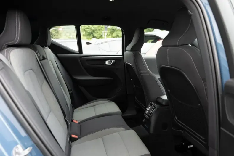 Volvo XC40 din 2022 cu 43.135 km - oferta VOL111562 - foto 6