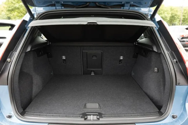 Volvo XC40 din 2022 cu 43.135 km - oferta VOL111562 - foto 8