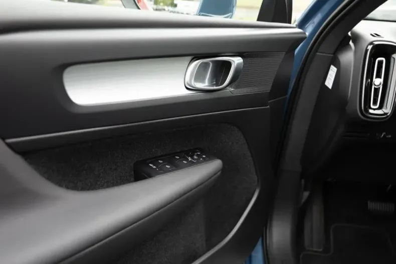 Volvo XC40 din 2022 cu 43.135 km - oferta VOL111562 - foto 25