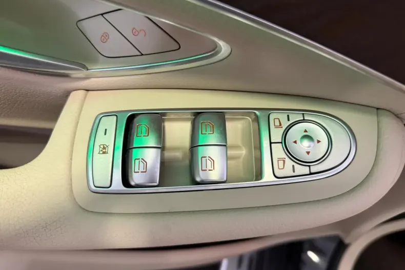 Mercedes-Benz GLC 300 din 2021 cu 89.006 km - oferta MER111605 - foto 13