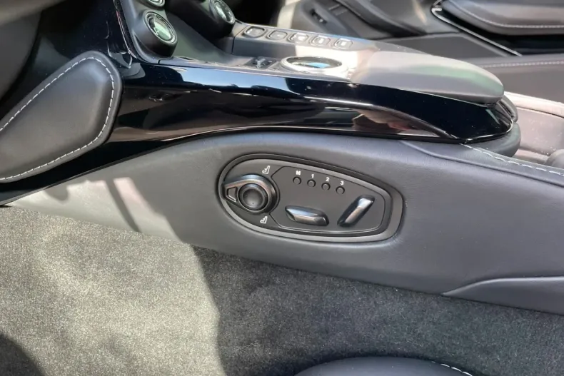 Aston Martin V8 Vantage din 2023 cu 16.200 km - oferta AST111791 - foto 8