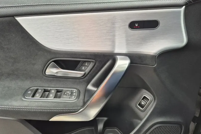 Mercedes-Benz CLA 200 din 2021 cu 52.415 km - oferta MER111866 - foto 7