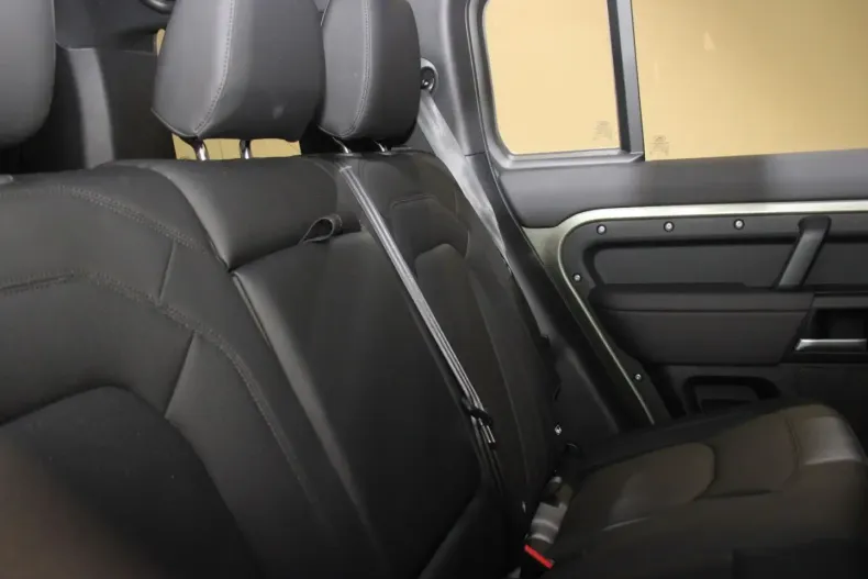 Land Rover Defender din 2024 cu 17.600 km - oferta LAN111936 - foto 9