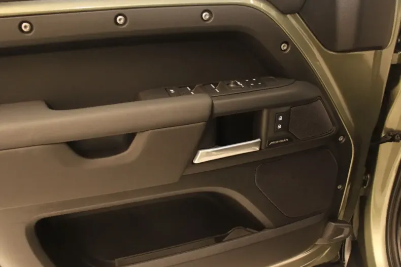 Land Rover Defender din 2024 cu 17.600 km - oferta LAN111936 - foto 12