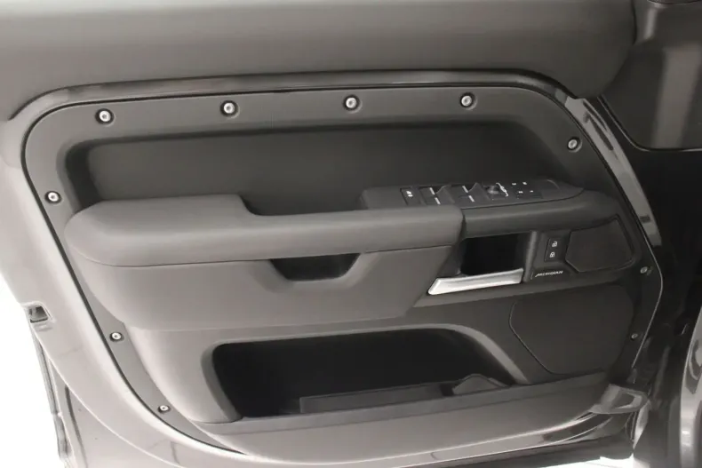 Land Rover Defender din 2024 cu 12.870 km - oferta LAN111995 - foto 16