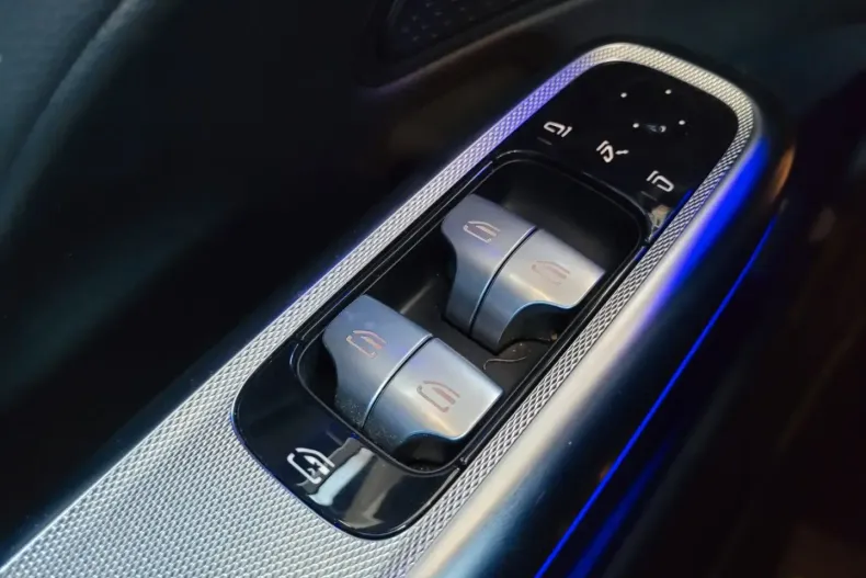 Mercedes-Benz E 200 din 2023 cu 48.781 km - oferta MER112015 - foto 16