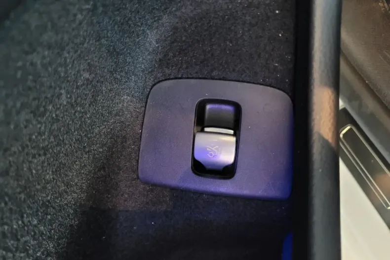 Mercedes-Benz E 200 din 2023 cu 48.781 km - oferta MER112015 - foto 17