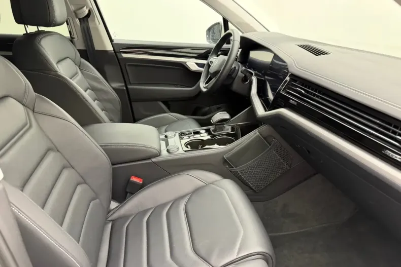 Volkswagen Touareg din 2024 cu 26.170 km - oferta VOL112113 - foto 3