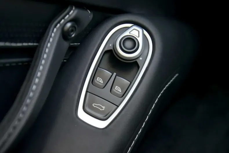 Aston Martin V8 Vantage din 2022 cu 14.200 km - oferta AST112135 - foto 25