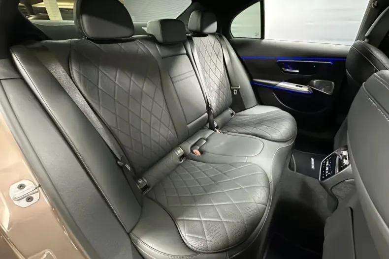 Mercedes-Benz E 300 din 2024 cu 4.463 km - oferta MER112254 - foto 7