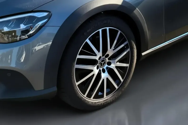 Mercedes-Benz E 220 din 2022 cu 38.608 km - oferta MER112302 - foto 4