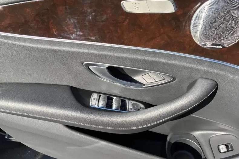 Mercedes-Benz E 220 din 2022 cu 38.608 km - oferta MER112302 - foto 7