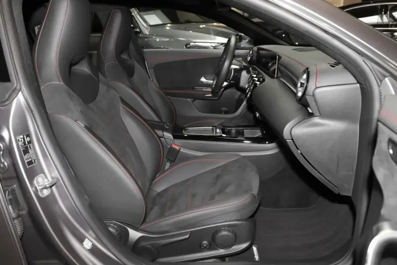 Mercedes-Benz CLA 180 din 2024 cu 14.802 km - oferta MER112312 - foto 4