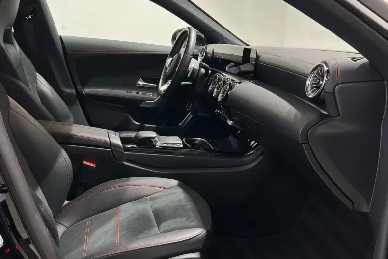 Mercedes-Benz CLA 180 din 2022 cu 23.500 km - oferta MER112436 - foto 9