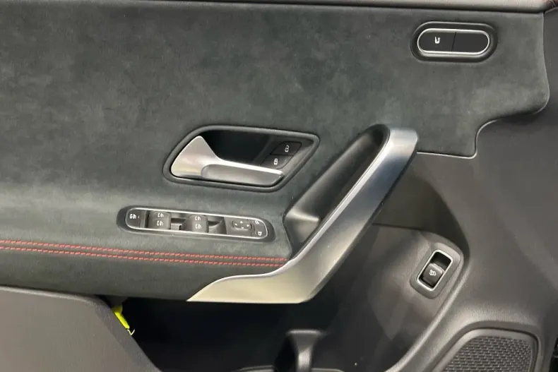 Mercedes-Benz CLA 180 din 2022 cu 23.500 km - oferta MER112436 - foto 11