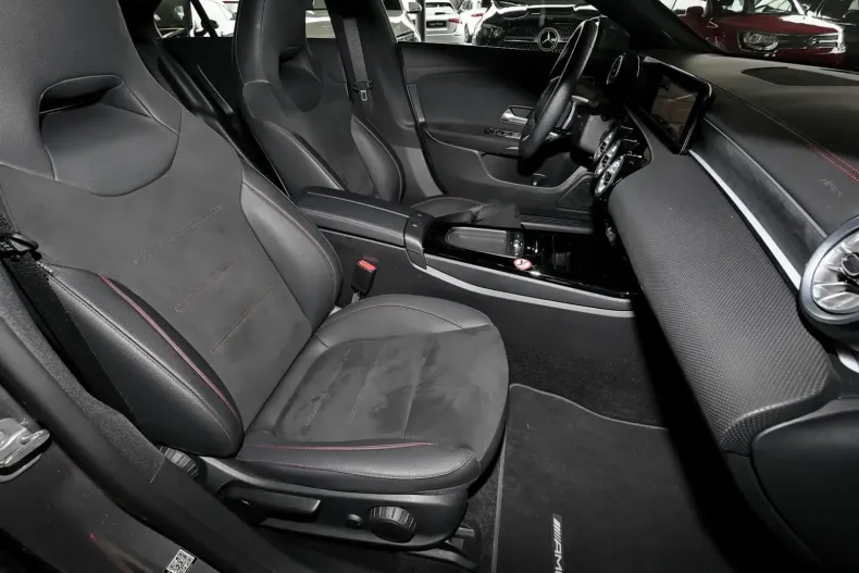 Mercedes-Benz CLA 180 din 2024 cu 27.210 km - oferta MER112448 - foto 4