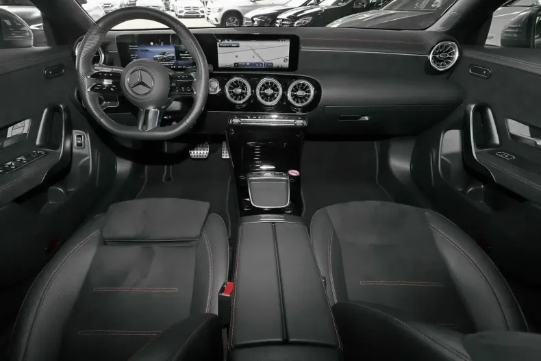 Mercedes-Benz CLA 180 din 2024 cu 27.210 km - oferta MER112448 - foto 5