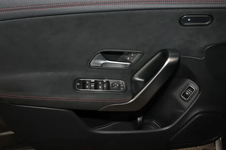 Mercedes-Benz CLA 180 din 2024 cu 27.210 km - oferta MER112448 - foto 11