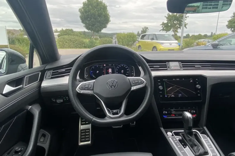 Volkswagen Passat Variant din 2023 cu 25.564 km - oferta VOL112555 - foto 9