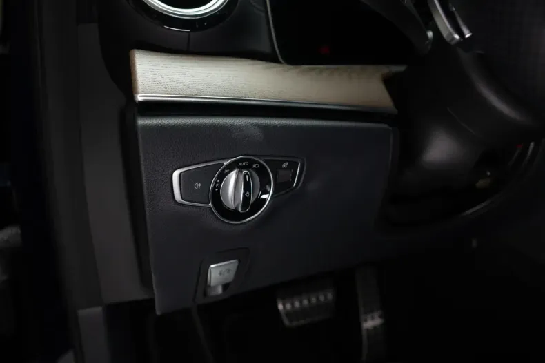 Mercedes-Benz E 220 din 2021 cu 60.900 km - oferta MER113043 - foto 15