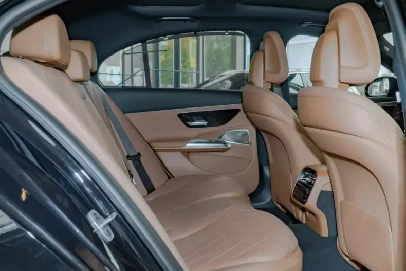 Mercedes-Benz E 220 din 2024 cu 7.141 km - oferta MER113142 - foto 5